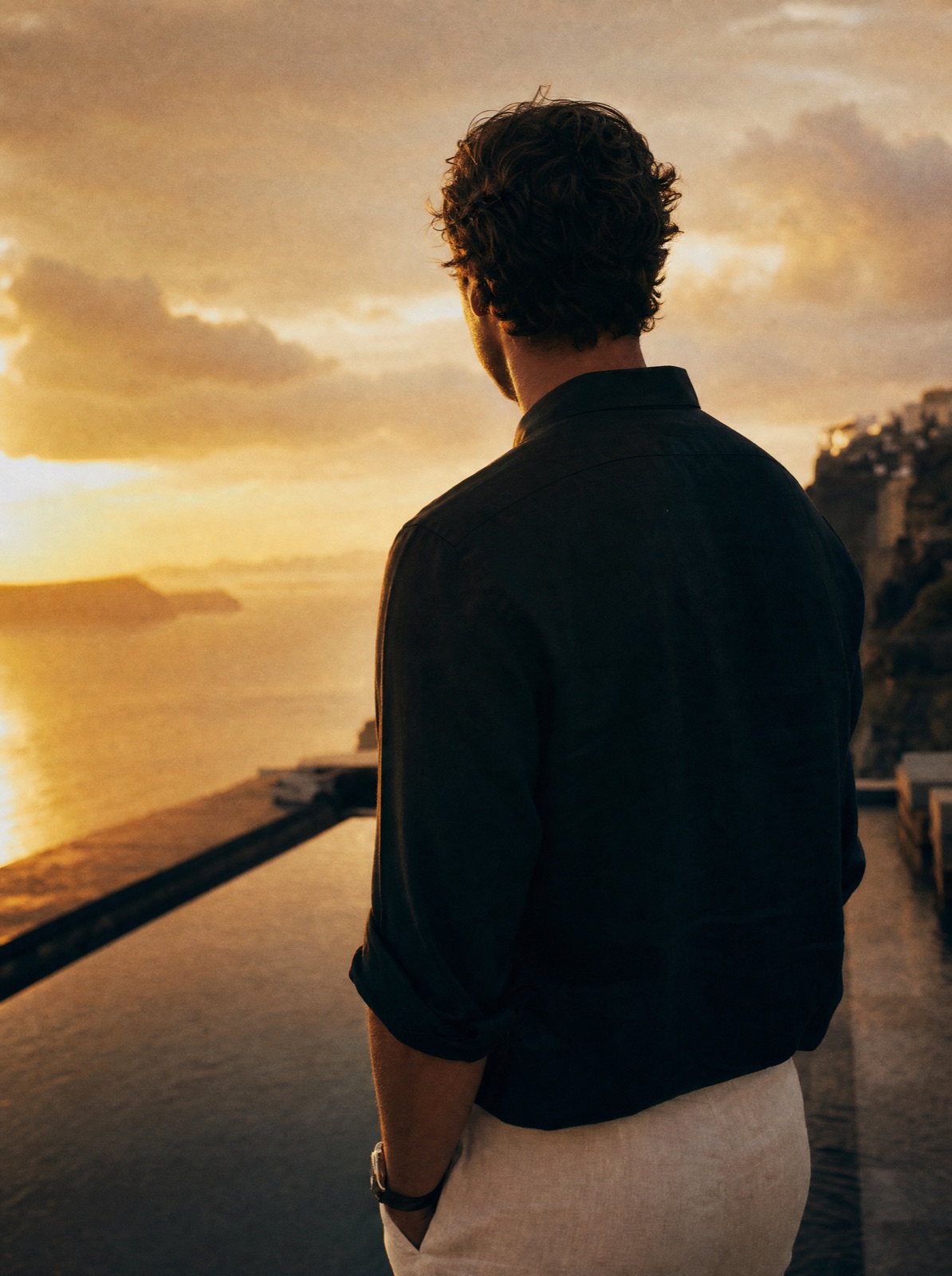 Gründer auf einer Dachterrasse über dem Meer bei Sonnenuntergang